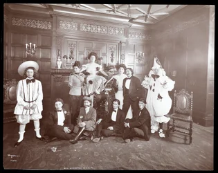 Eine Gruppe in Kostümen im Haus von Miss Morgenthau, 30 West 72nd Street, New York, 1906